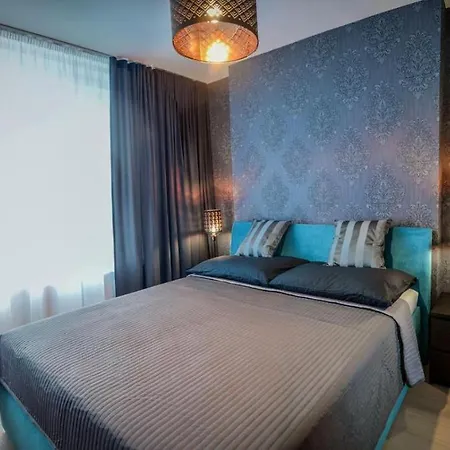 Apartman Luxury - 28th Floor View, Garage Parking & River Promenade *