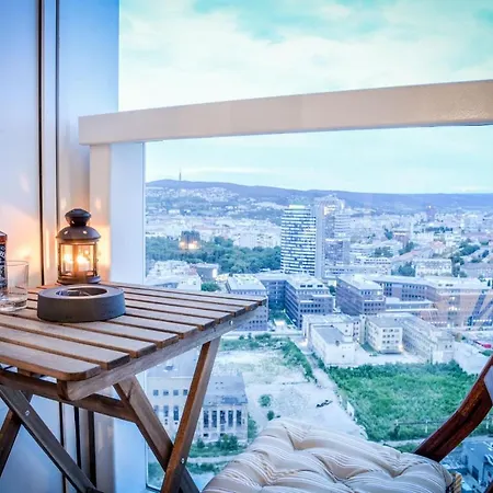 Apartman Luxury - 28th Floor View, Garage Parking & River Promenade *