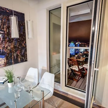 Apartman Luxury - 28th Floor View, Garage Parking & River Promenade *