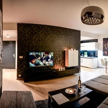 Luxury - 28th Floor View, Garage Parking & River Promenade