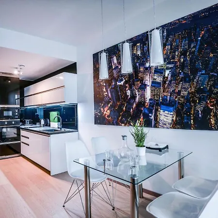 Luxury - 28th Floor View, Garage Parking & River Promenade