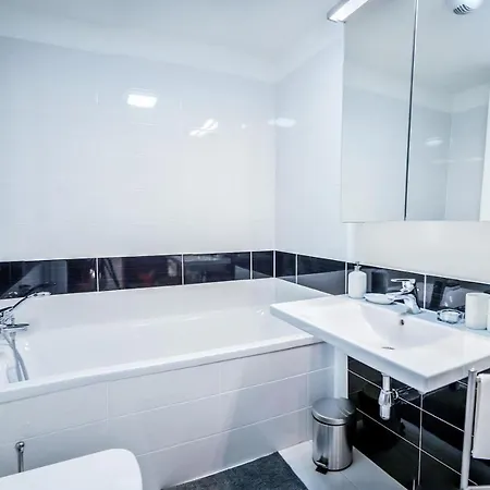 Apartman Luxury - 28th Floor View, Garage Parking & River Promenade